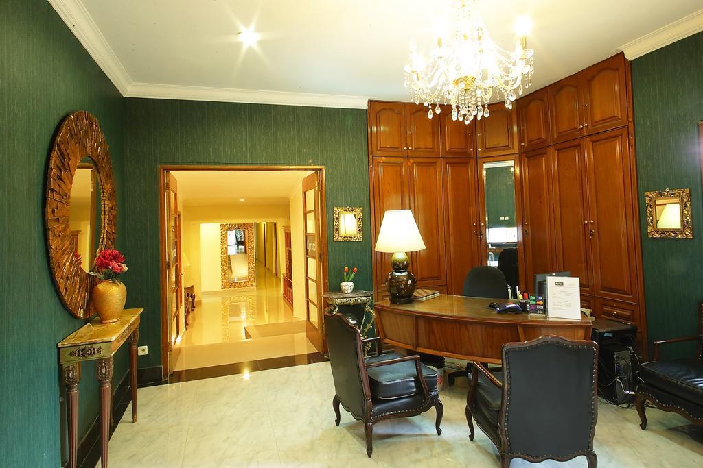 Arimbi Pejaten Suites Джакарта Экстерьер фото