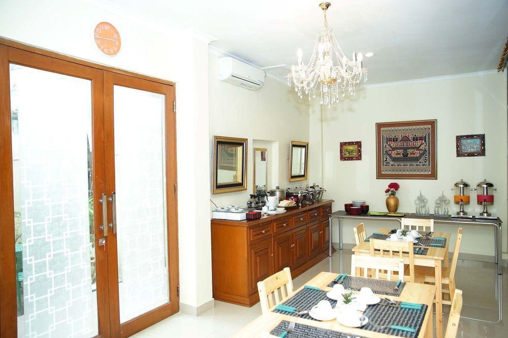 Arimbi Pejaten Suites Джакарта Экстерьер фото