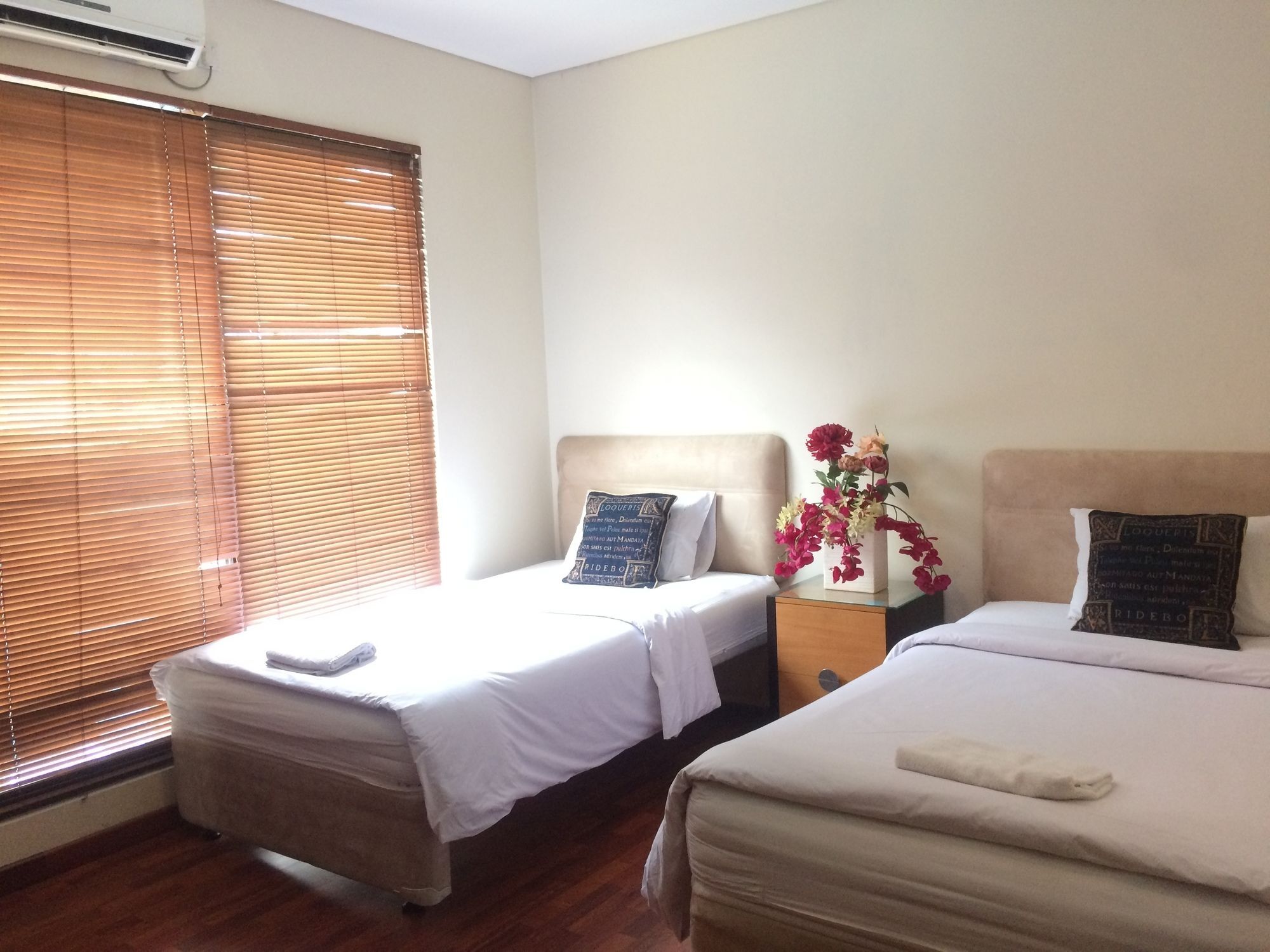 Arimbi Pejaten Suites Джакарта Экстерьер фото
