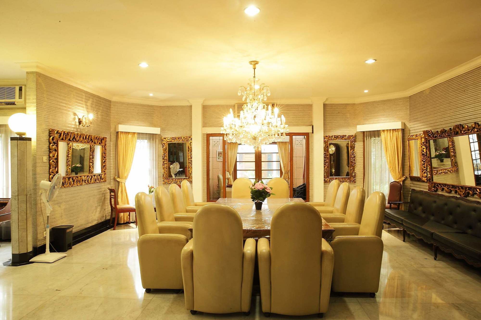 Arimbi Pejaten Suites Джакарта Экстерьер фото
