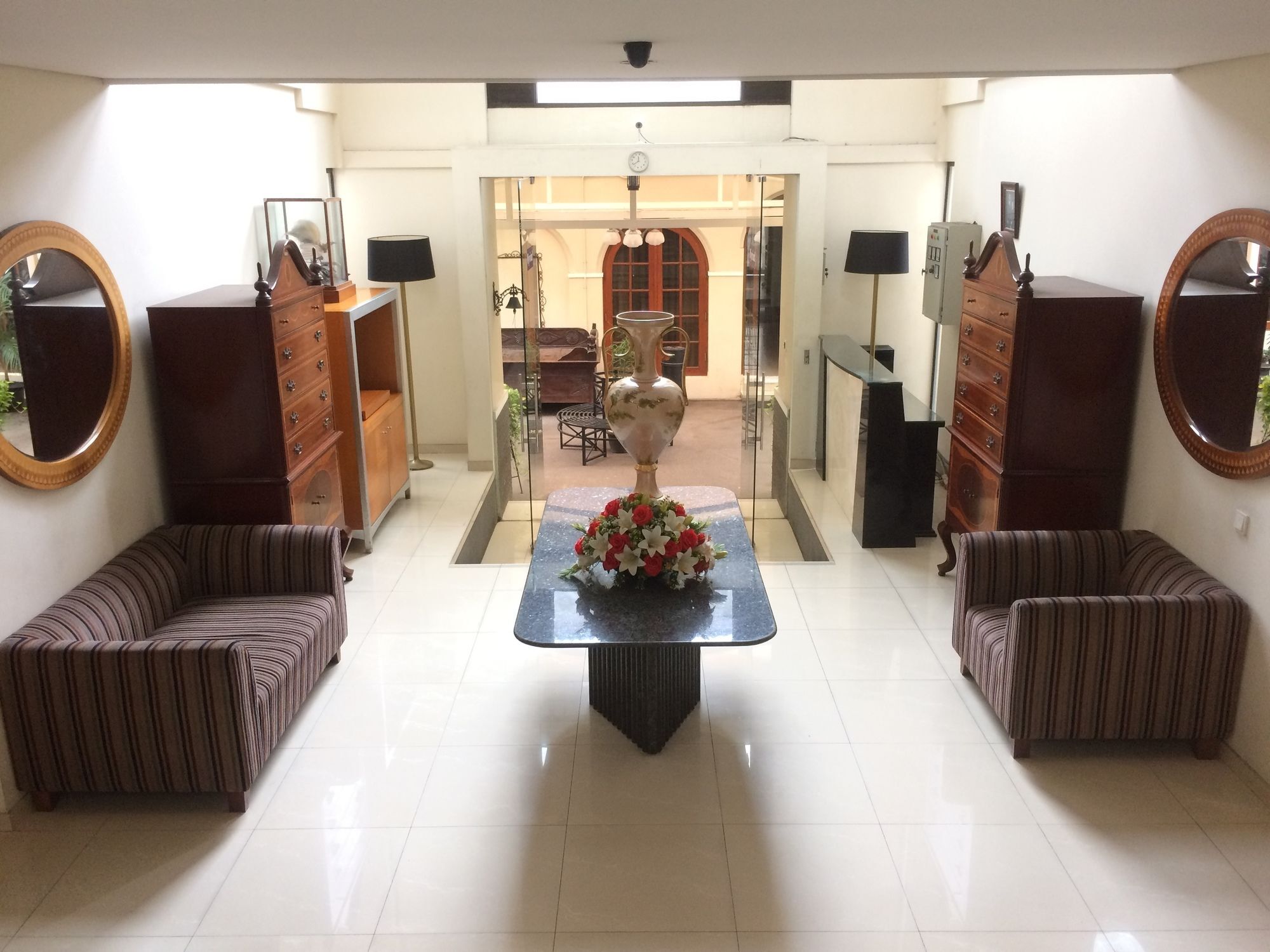Arimbi Pejaten Suites Джакарта Экстерьер фото