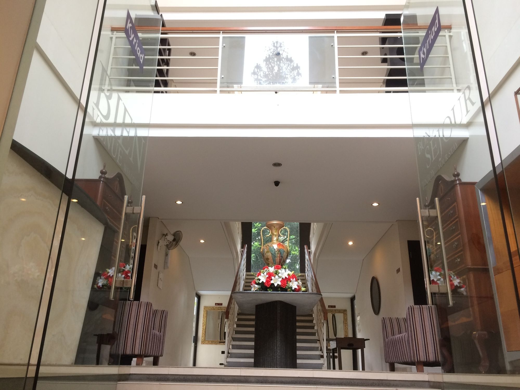 Arimbi Pejaten Suites Джакарта Экстерьер фото